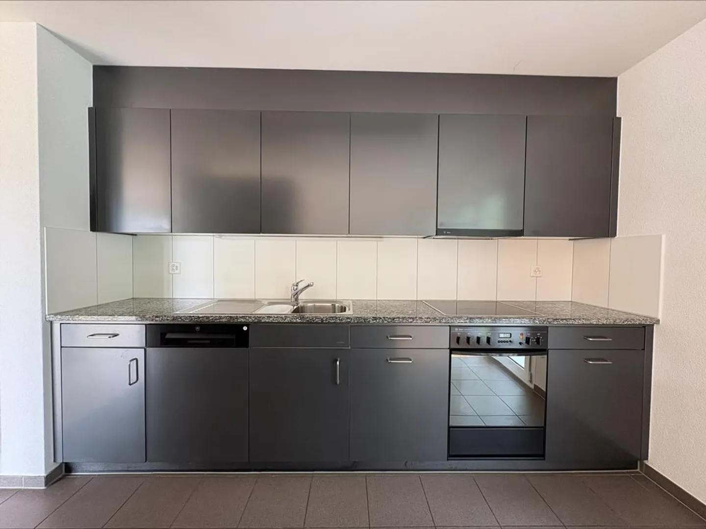 Appartement spacieux au rez-de-chaussée avec rangement, 2 espaces de sièges - Photo 2 sur 4