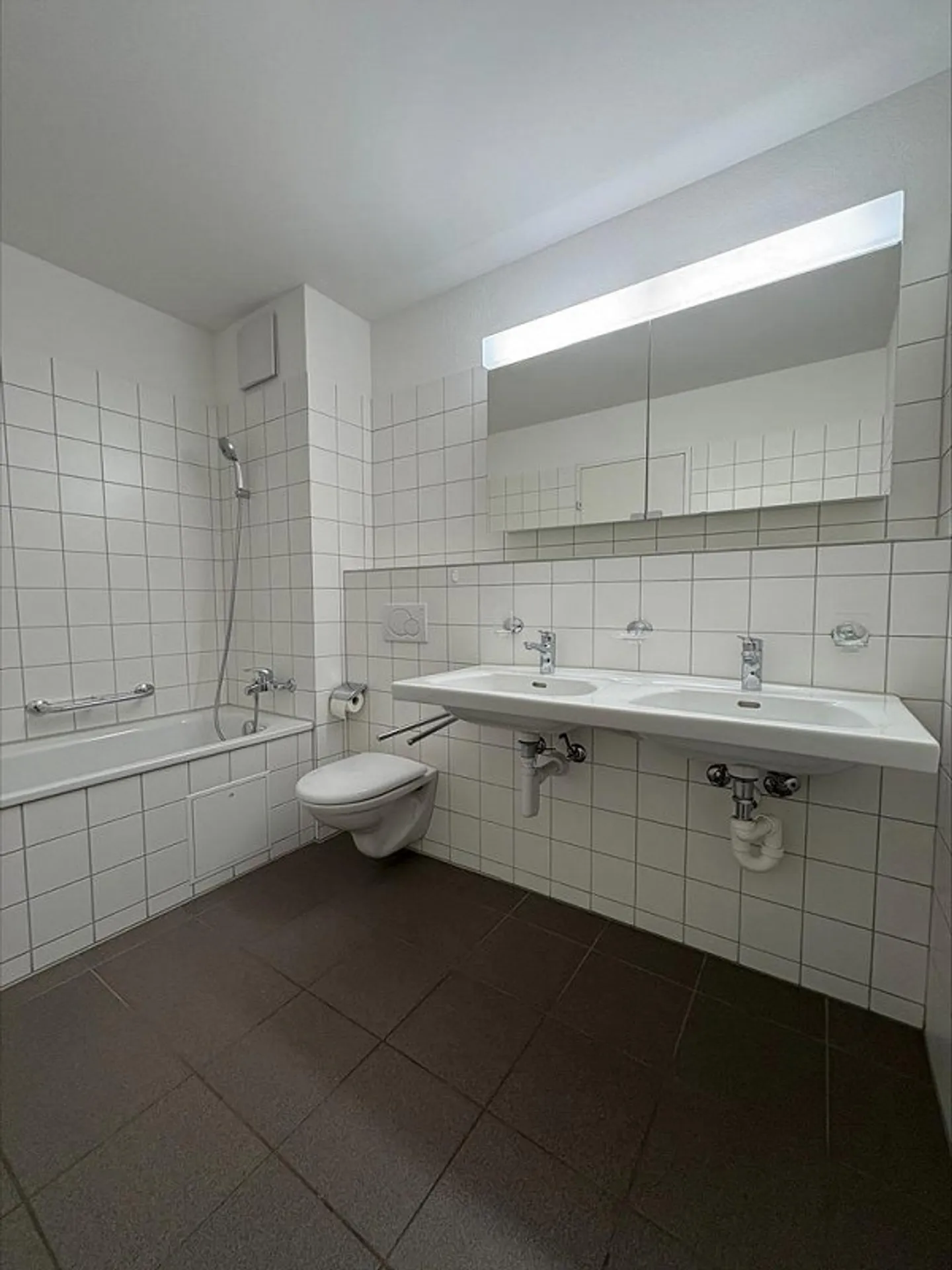 Appartement spacieux au rez-de-chaussée avec rangement, 2 espaces de sièges - Photo 3 sur 4