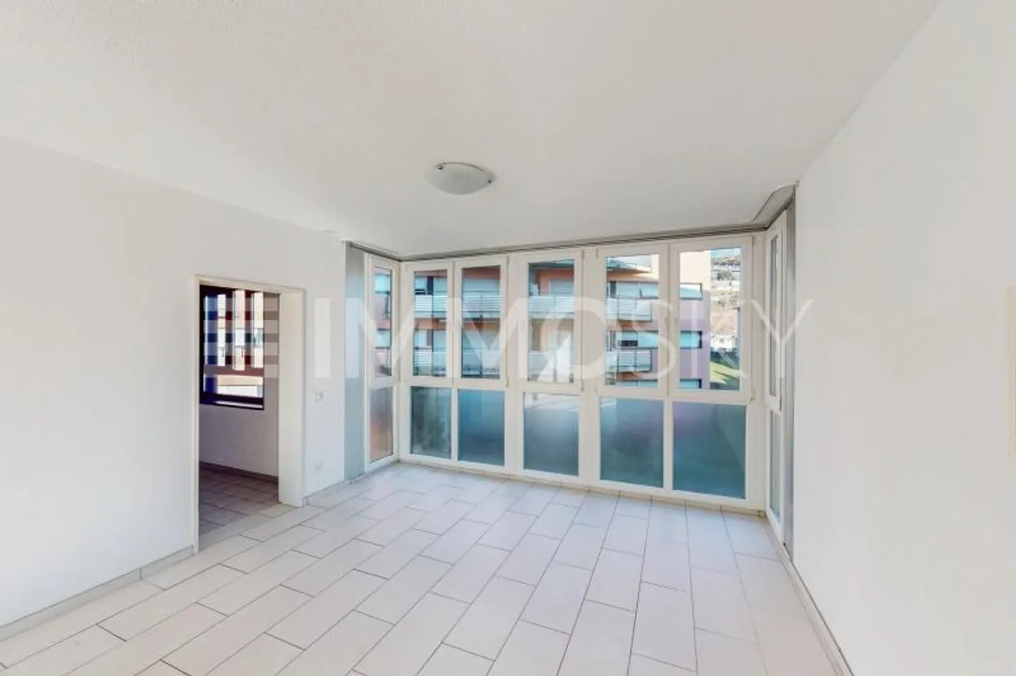 Bright and Sunny - Photo 2 of 5