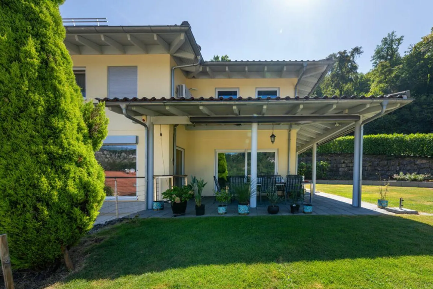 Casa unifamiliare moderna con standard Minergie-P, impianto fotovoltaico e giardino spazioso - Foto 1 di 23