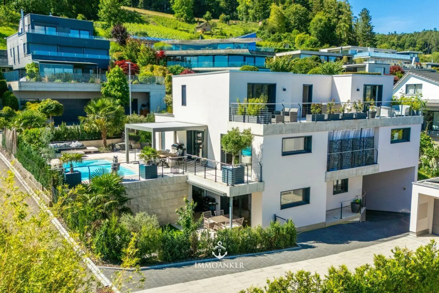 Luxuriöses Einfamilienhaus mit Einliegerwohnung und traumhaftem Gartenparadies in Neftenbach - Foto 2 von 16
