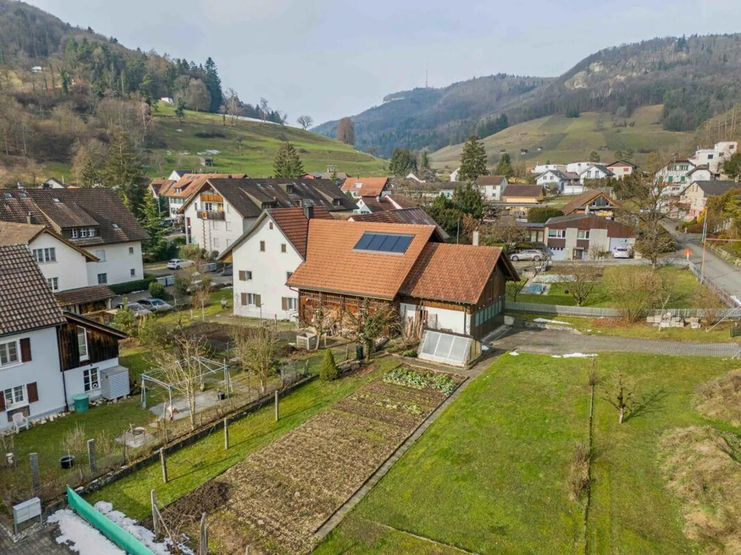 Maison résidentielle avec deux appartements de 2,5 pièces et potentiel de développement dans le centre du village calme de Remigen - Photo 1 sur 26