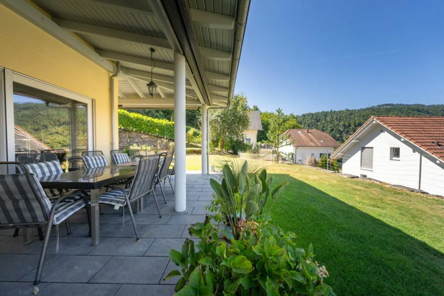 Casa unifamiliare moderna con standard Minergie-P, impianto fotovoltaico e giardino spazioso - Foto 7 di 23