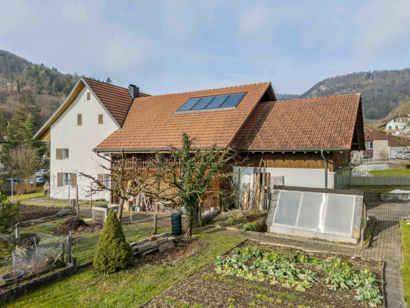 Maison résidentielle avec deux appartements de 2,5 pièces et potentiel de développement dans le centre du village calme de Remigen - Photo 2 sur 26