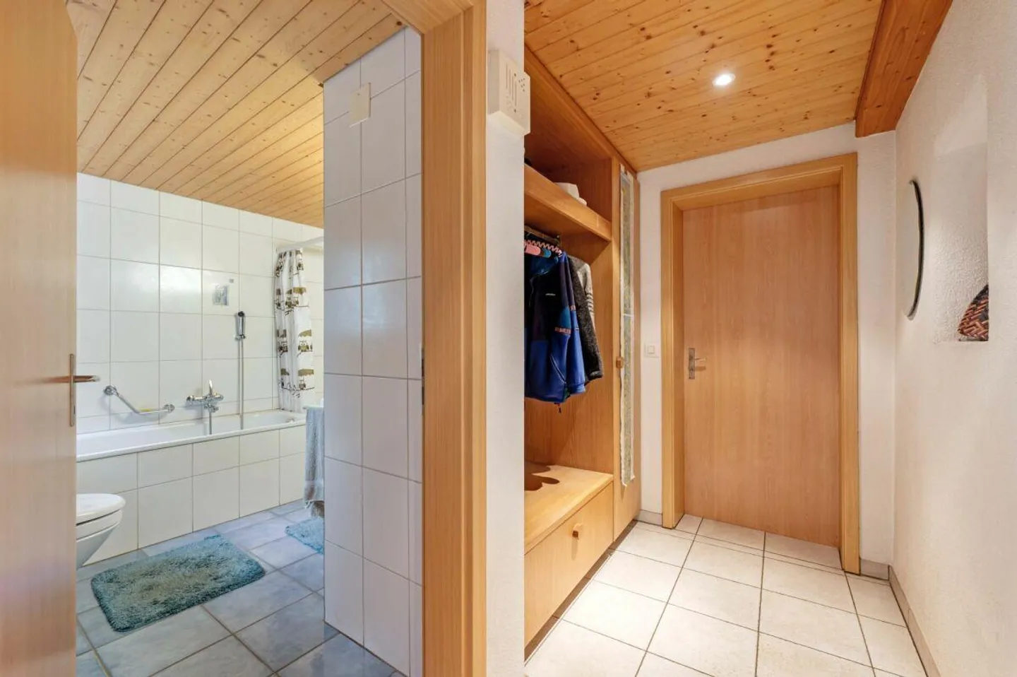 Maison résidentielle avec deux appartements de 2,5 pièces et potentiel de développement dans le centre du village calme de Remigen - Photo 9 sur 26