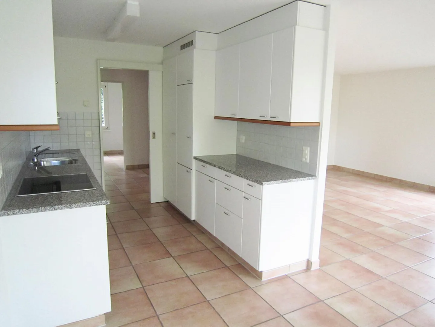 Zone résidentielle exclusive - Appartement de 3,5 pièces en hauteur - Photo 4 sur 9