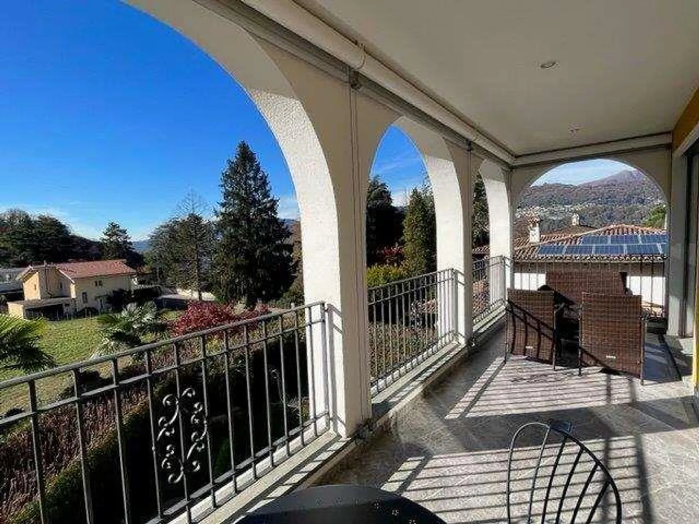 COLLINA D'ORO: ELEGANTE 3,5 ZIMMER IN VILLA MIT POOL - Foto 9 von 13