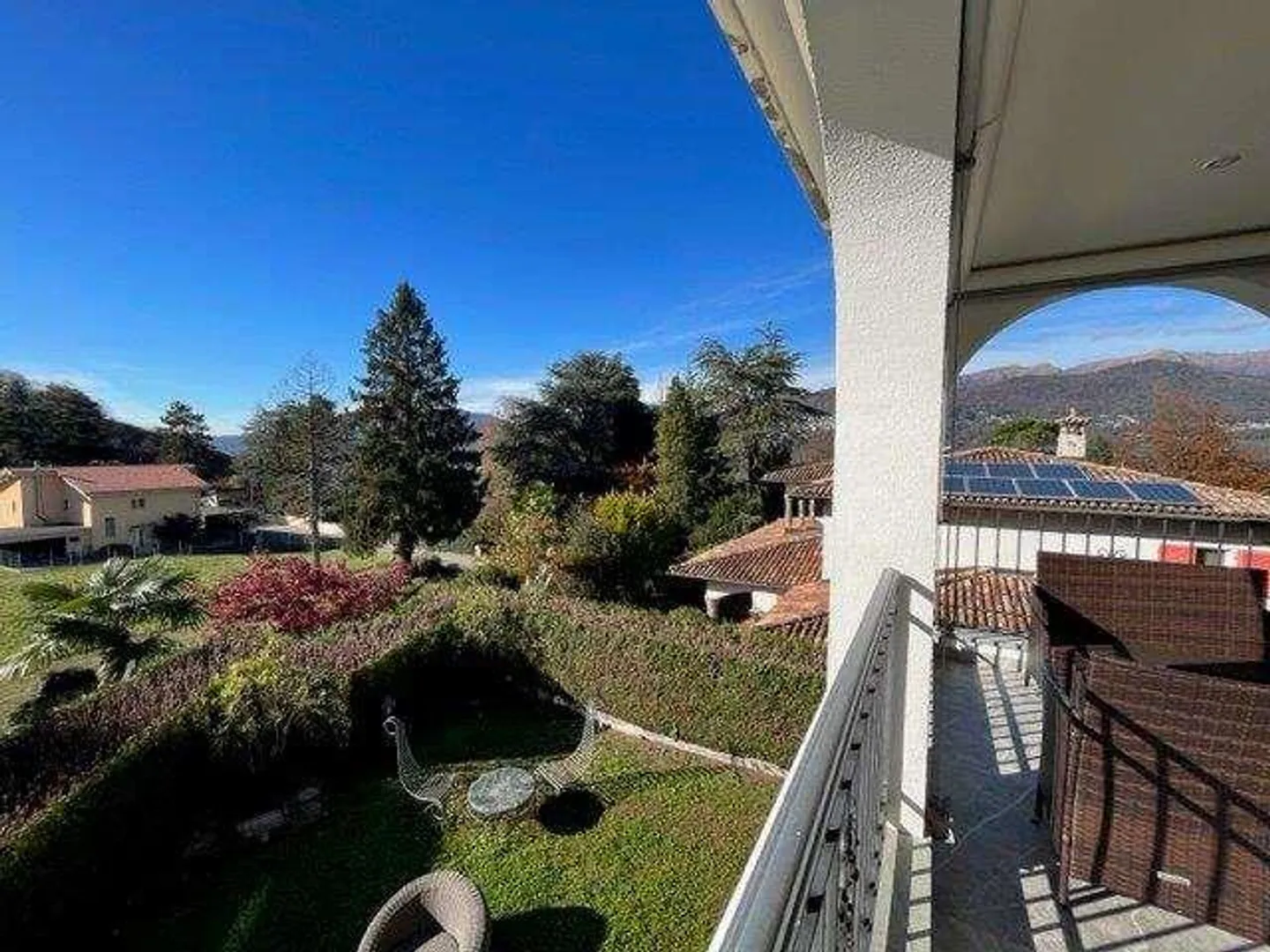 COLLINA D'ORO: ELEGANTE 3,5 ZIMMER IN VILLA MIT POOL - Foto 10 von 13