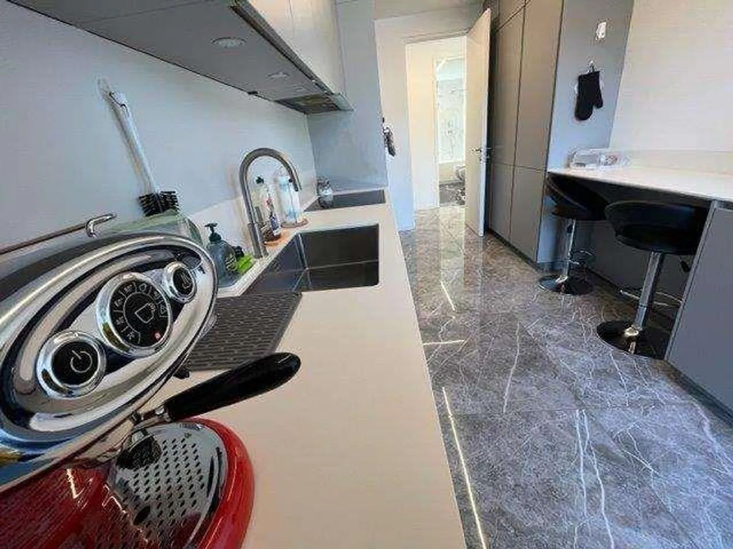 COLLINA D'ORO: ELEGANTE 3,5 ZIMMER IN VILLA MIT POOL - Foto 12 von 13