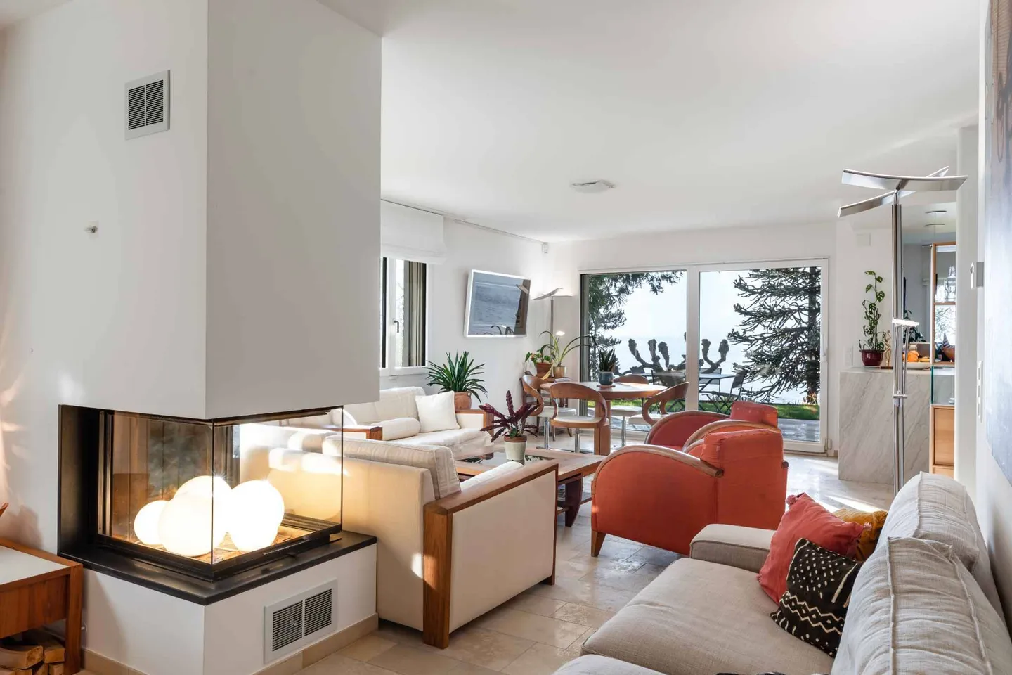 Rare! Apartment directly on the water with boat dock - Photo 4 of 13