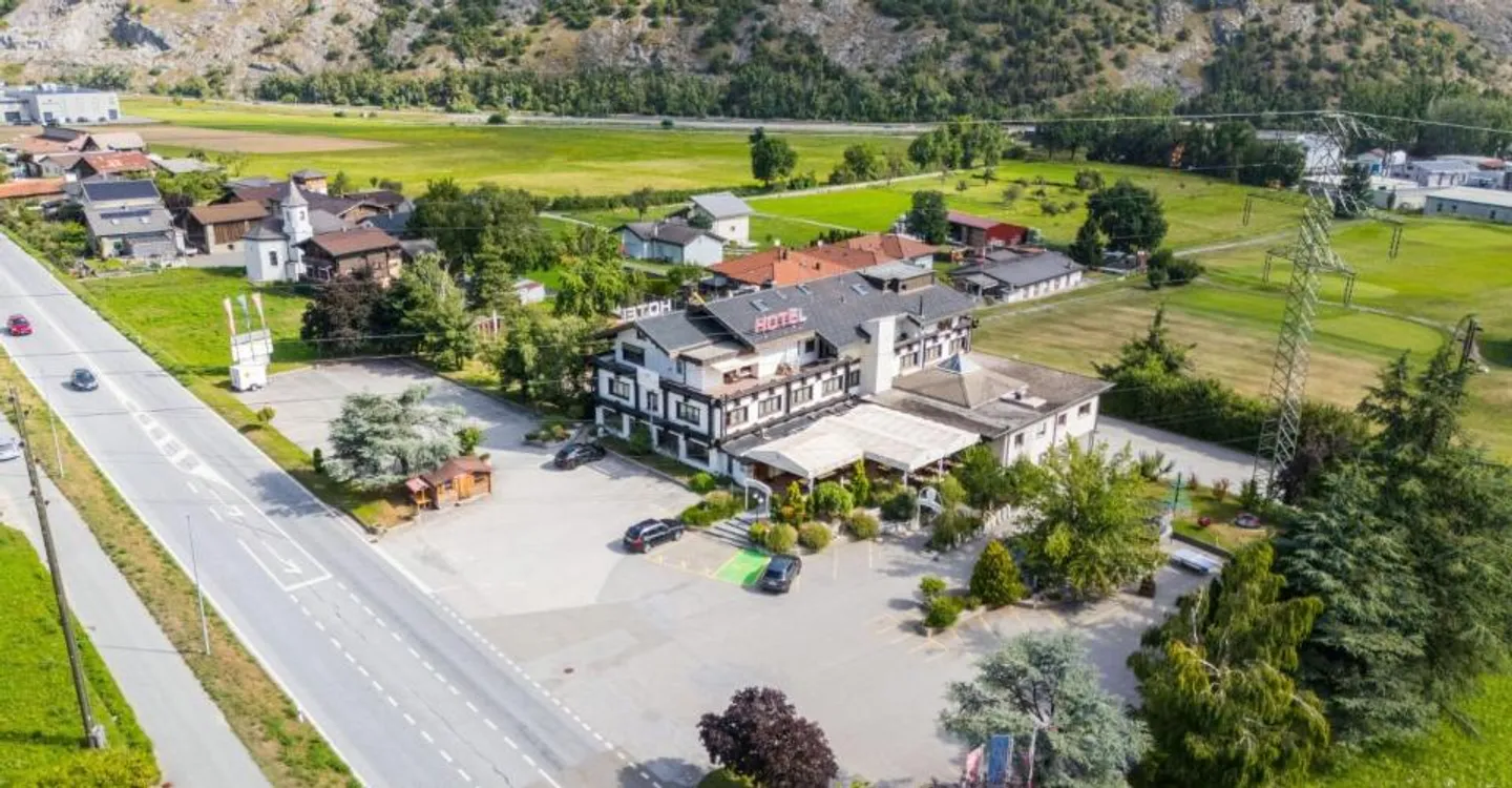 Hôtel supérieur incluant un projet de développement sur un total de 6 000 m2 - Photo 1 sur 11