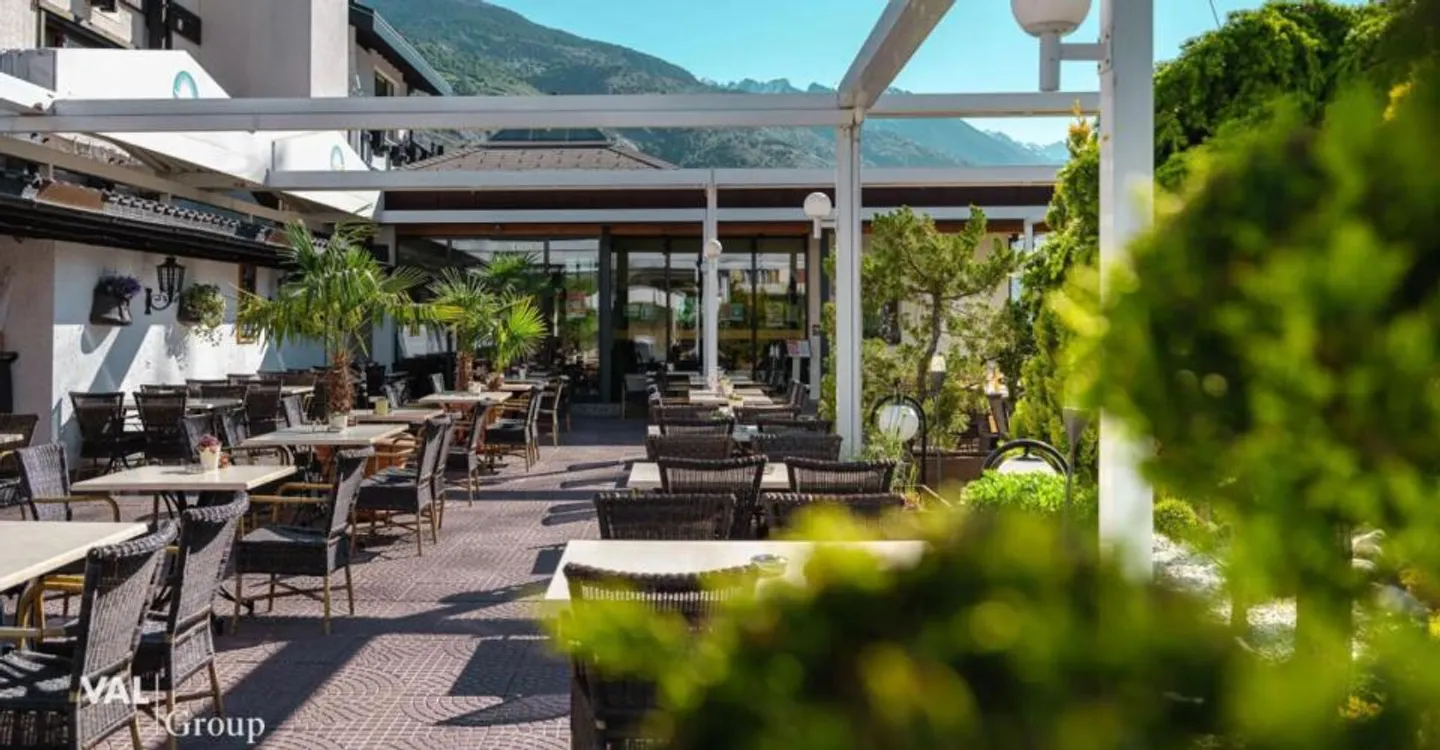 Hôtel supérieur incluant un projet de développement sur un total de 6 000 m2 - Photo 3 sur 11