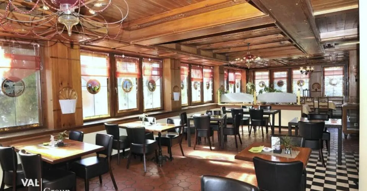Hôtel supérieur incluant un projet de développement sur un total de 6 000 m2 - Photo 5 sur 11