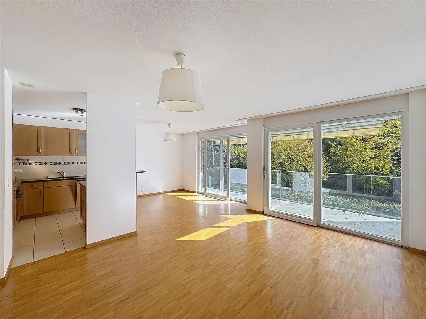 Geräumig und hell 4.5 p mit großem Balkon - Foto 4 von 11