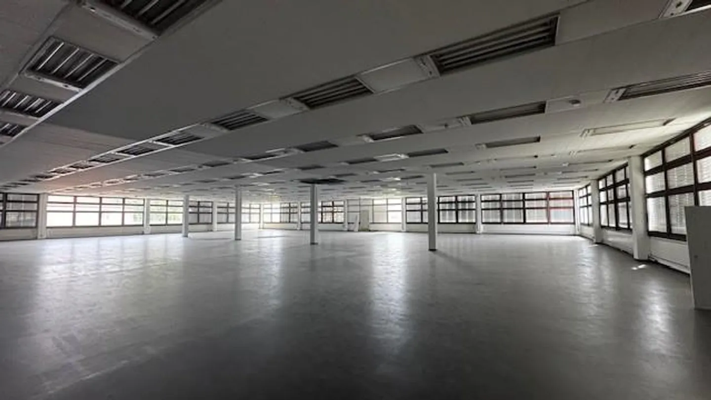 FOR SALE LARGE WAREHOUSE/COMMERCIAL/INDUSTRIAL DEPOSIT - Photo 1 of 10