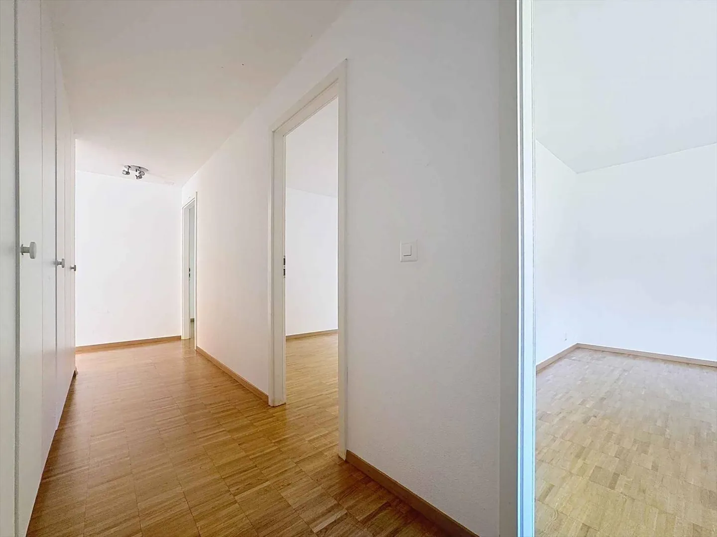 Geräumig und hell 4.5 p mit großem Balkon - Foto 7 von 11