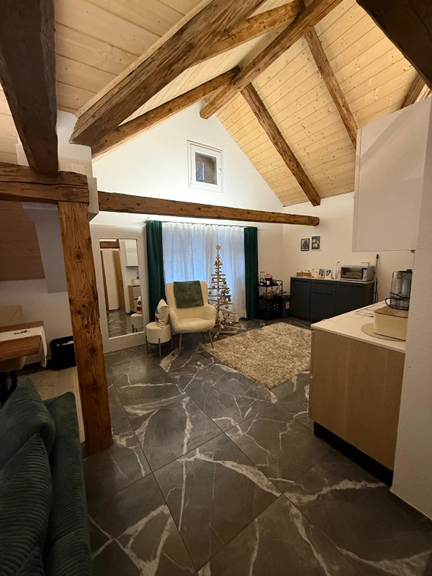 Appartement sous les combles de 3,5 pièces à louer à Silenen - Photo 1 sur 6