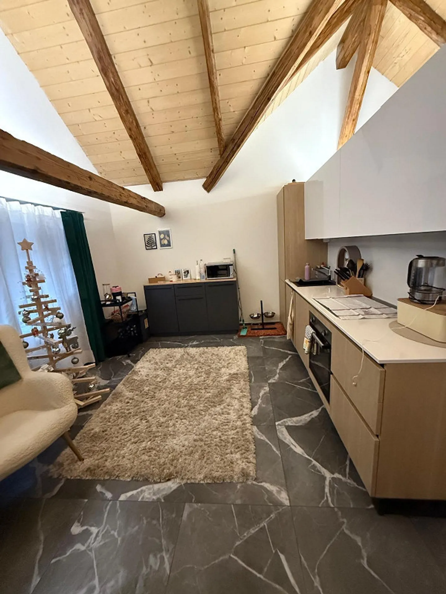 Appartement sous les combles de 3,5 pièces à louer à Silenen - Photo 2 sur 6