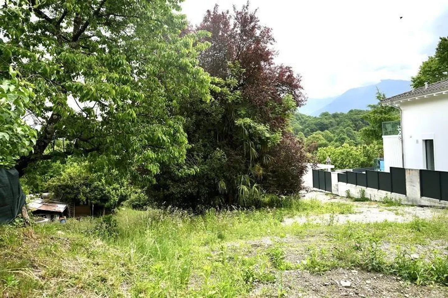 Terreno di 570 m2 in una posizione tranquilla e soleggiata con vista - Foto 1 di 13
