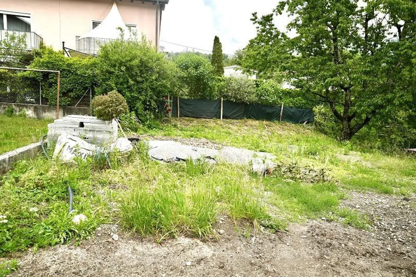 Terreno di 570 m2 in una posizione tranquilla e soleggiata con vista - Foto 3 di 13
