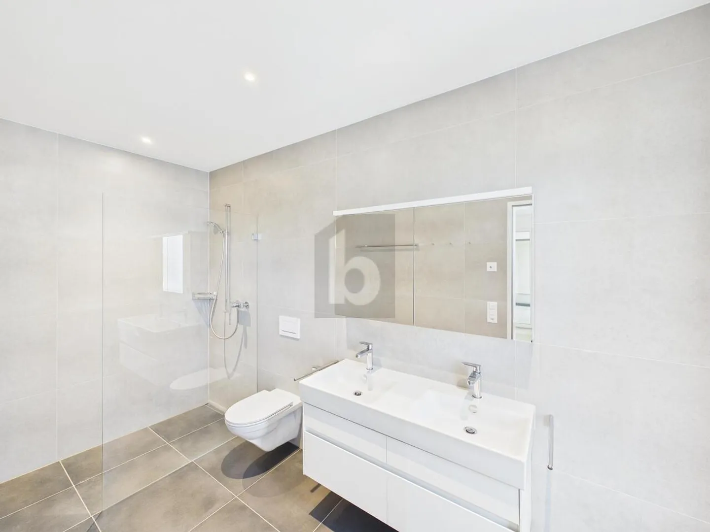 Modern Ground Floor Apartment - Photo 5 of 6