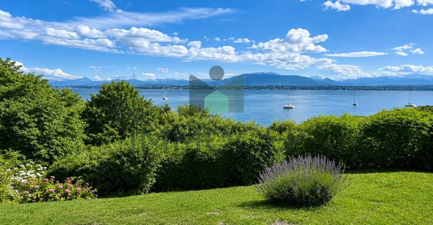 Architect-designed property to renovate in Versoix with private access to the lake - Photo 1 of 10
