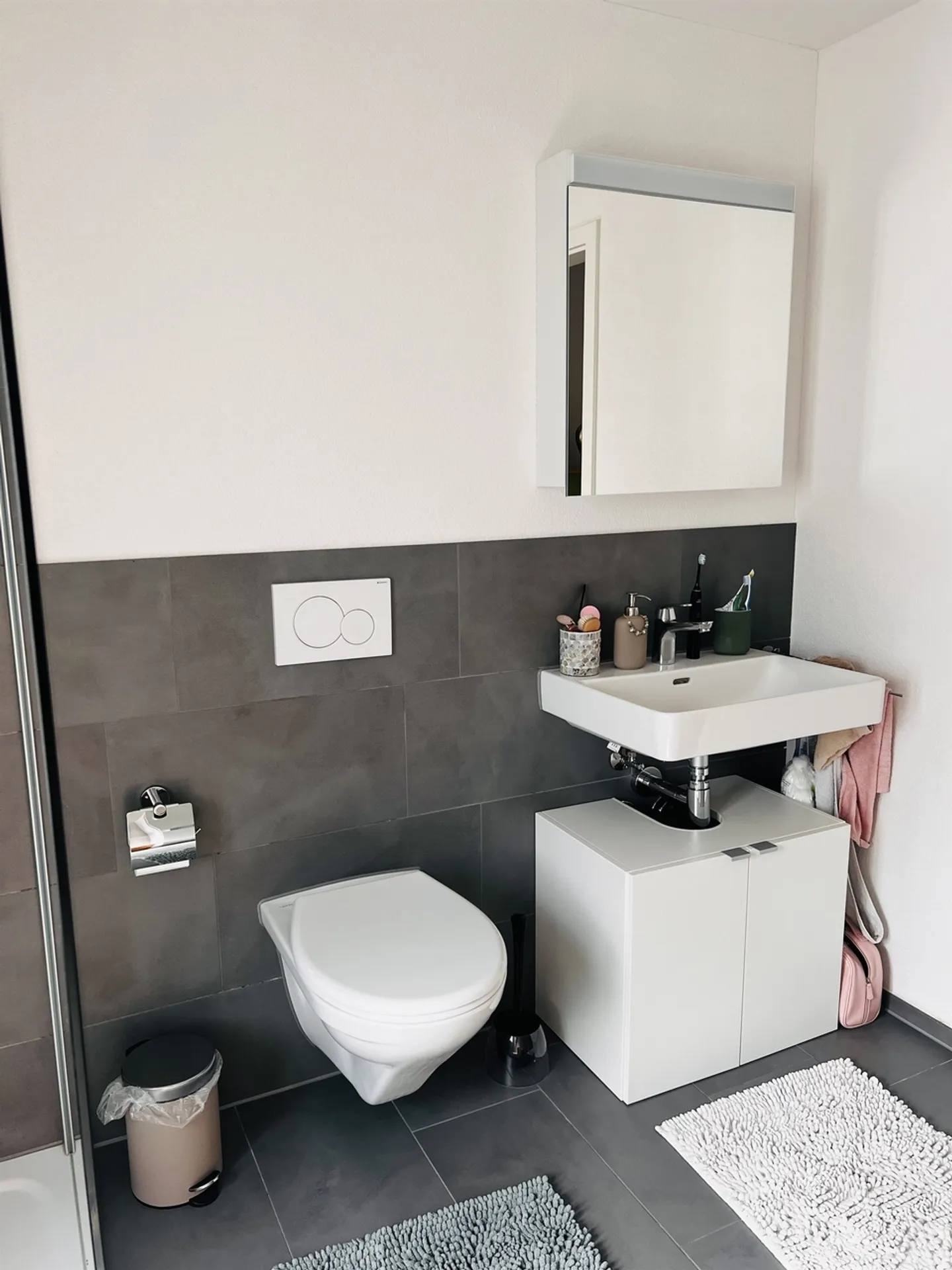 Cozy Single Apartment - Photo 3 of 3