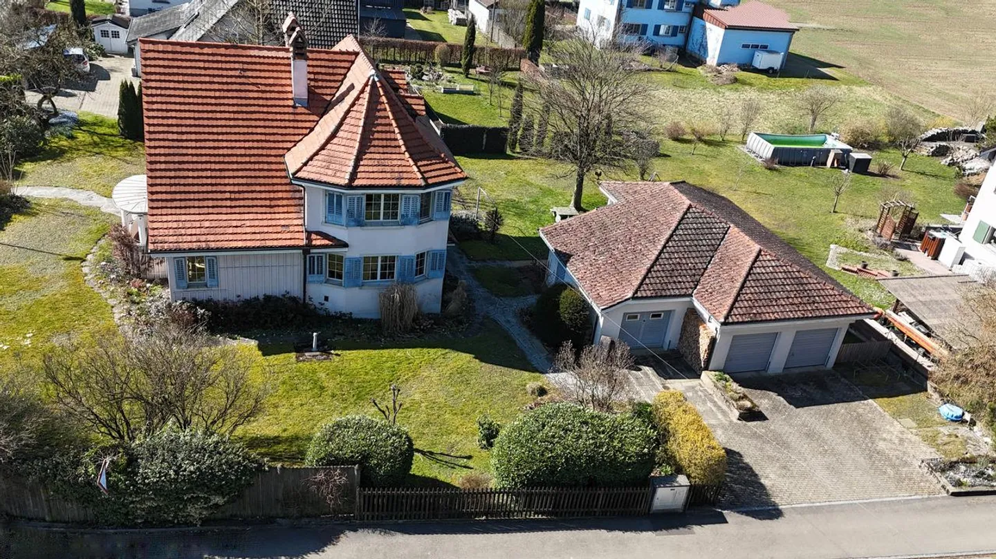 Charmante Villa mit Garten - Foto 1 von 14