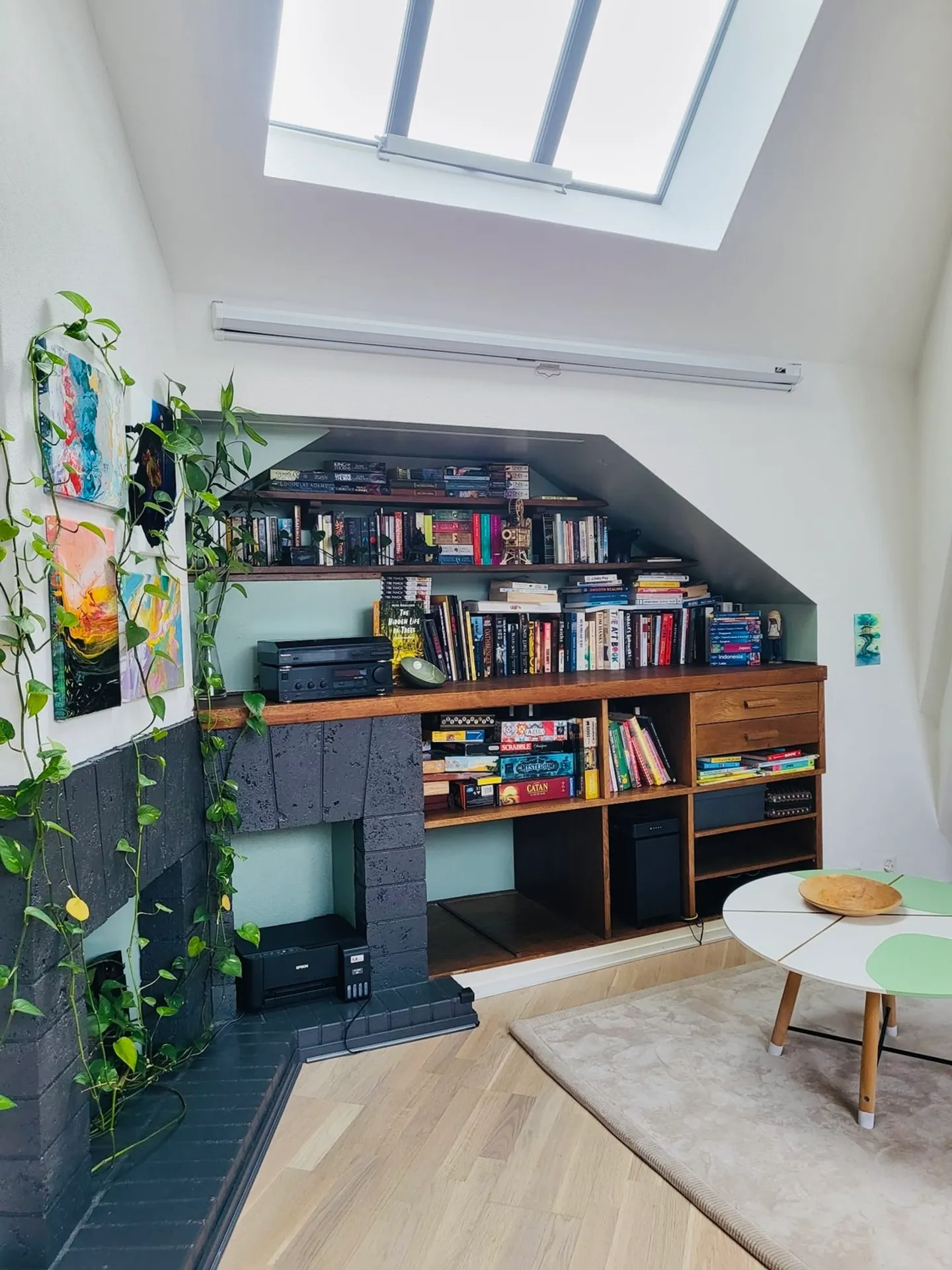 Modern Apartment with Balcony - Photo 3 of 10