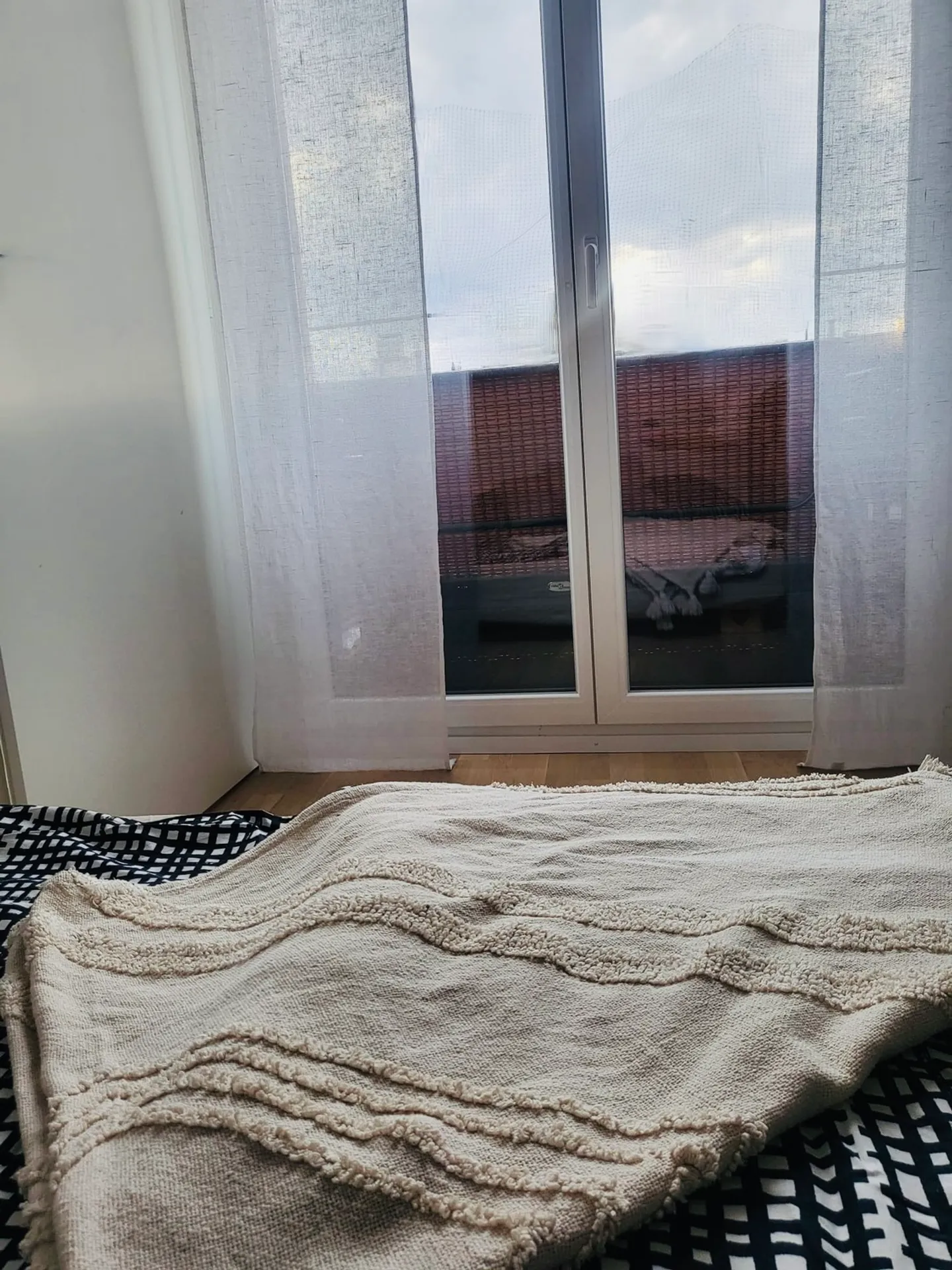 Modern Apartment with Balcony - Photo 5 of 10