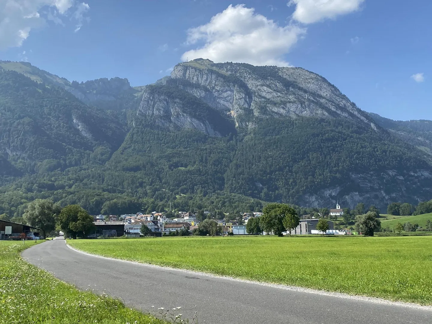 Affitto di un appartamento di 3,5 stanze in una posizione da sogno e vista (Top 8) - Foto 1 di 17