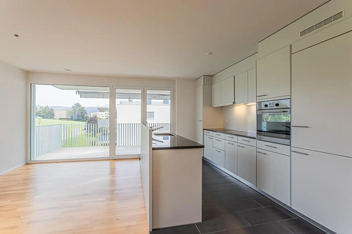 Appartements lumineux de 4,5 pièces avec balcon spacieux à louer - Photo 1 sur 10