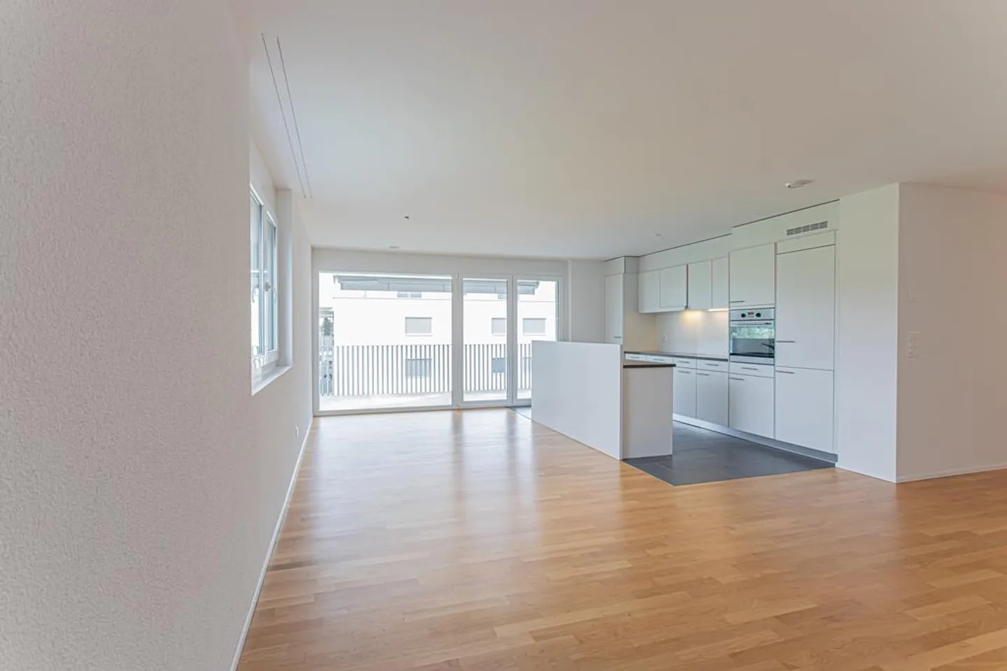 Appartements lumineux de 4,5 pièces avec balcon spacieux à louer - Photo 2 sur 10