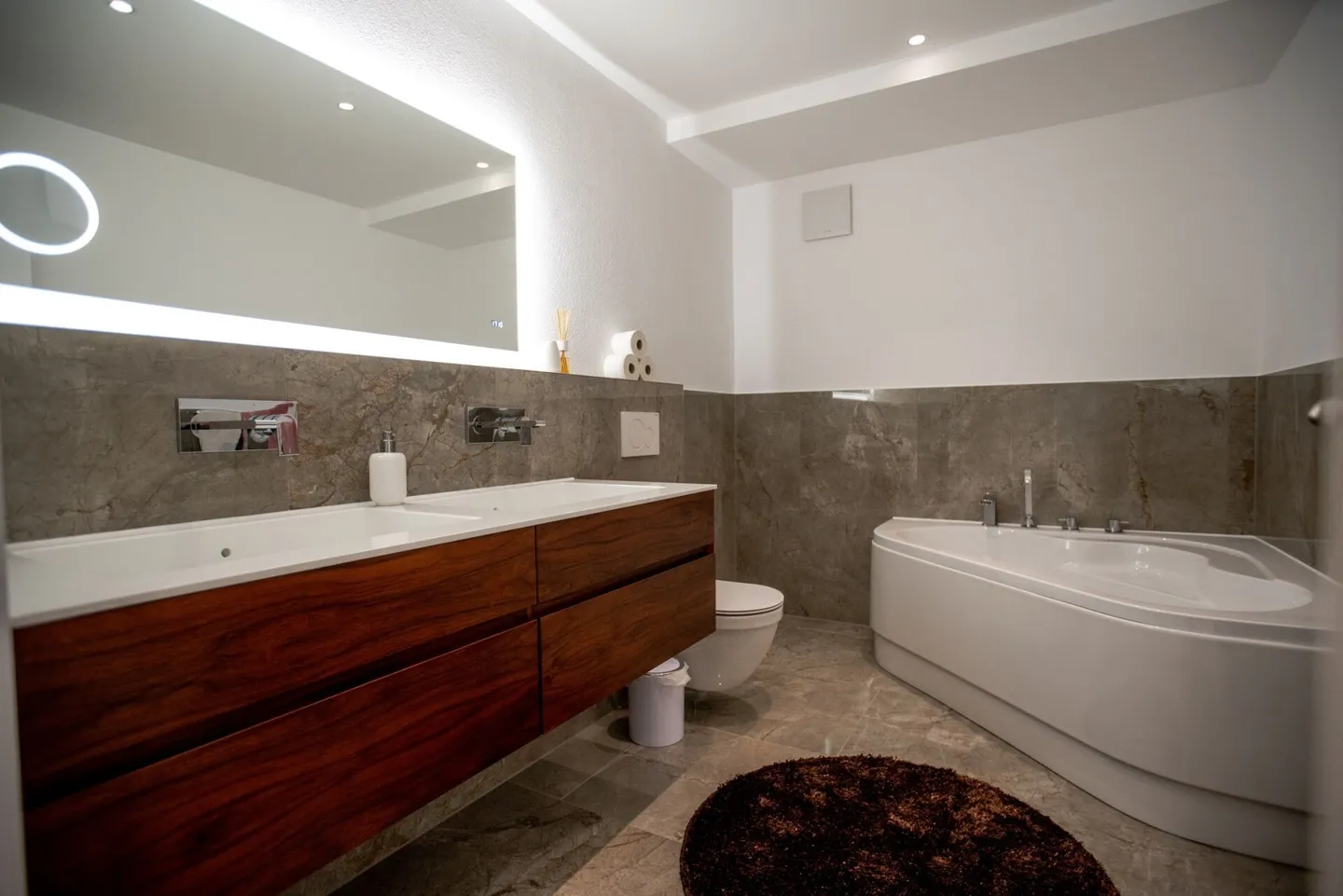 5.5 Room Apartment - Luxurious Gem - Photo 8 of 10