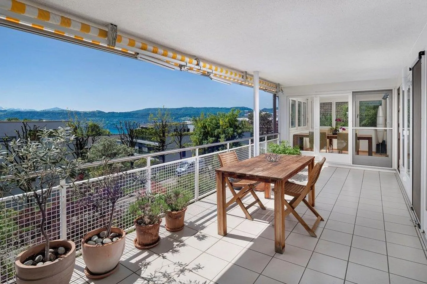 Komfortable 4½-Zimmer-Wohnung am Sonnenhang mit Seesicht im steuerg... - Foto 10 von 13