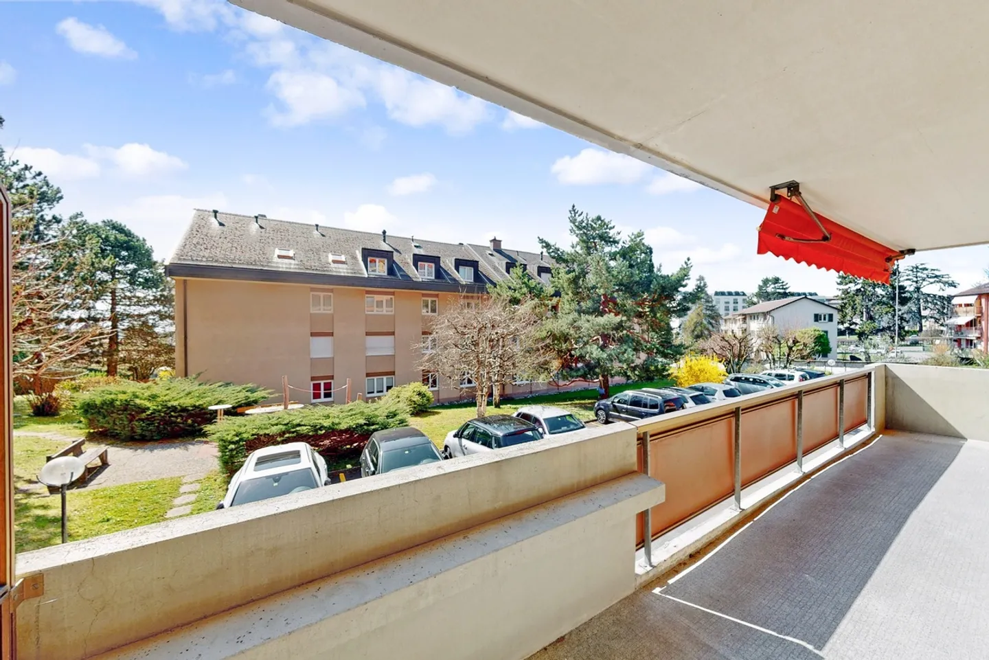 Appartement rénové avec balcon - Photo 1 sur 4