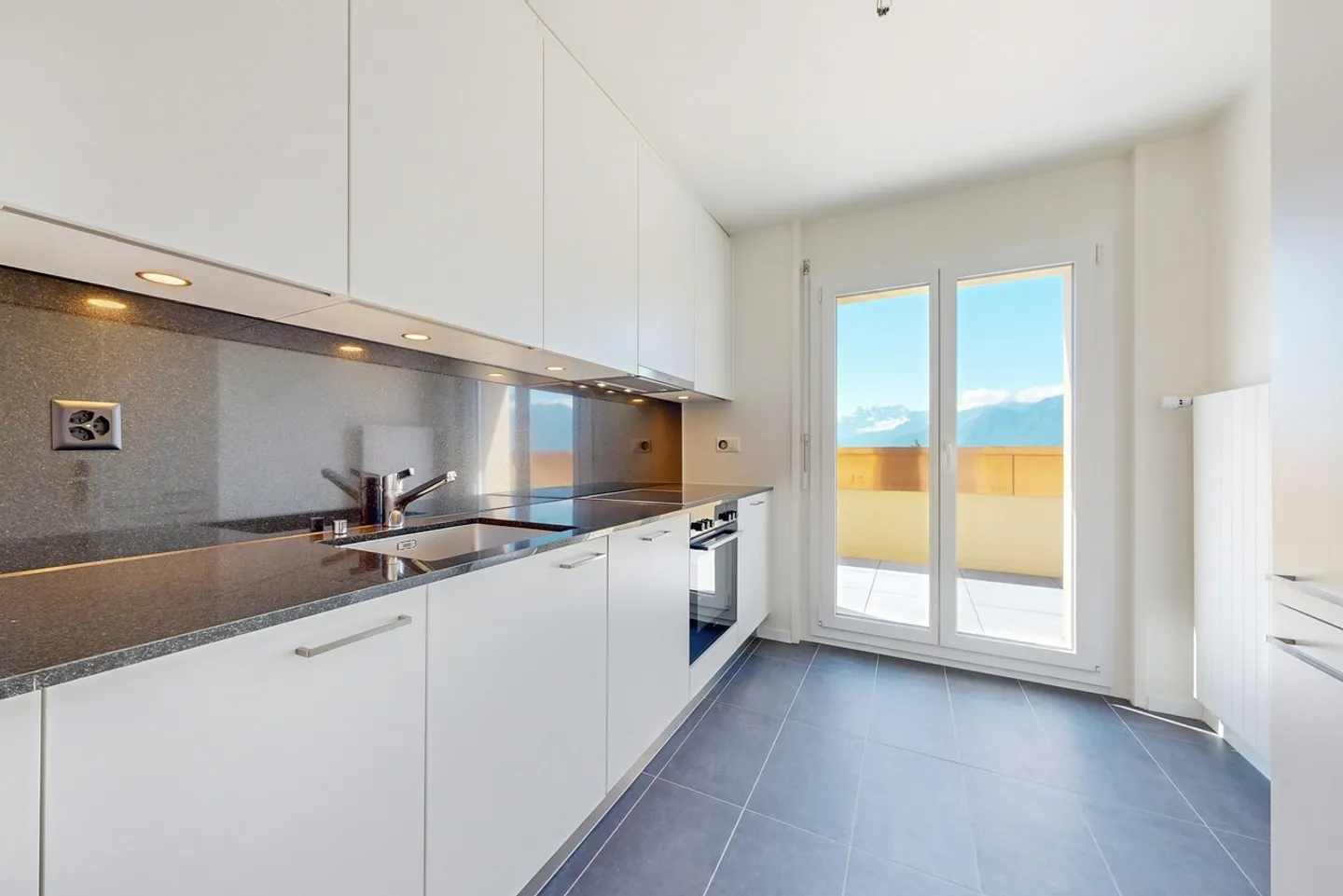 Appartement rénové avec balcon - Photo 2 sur 4