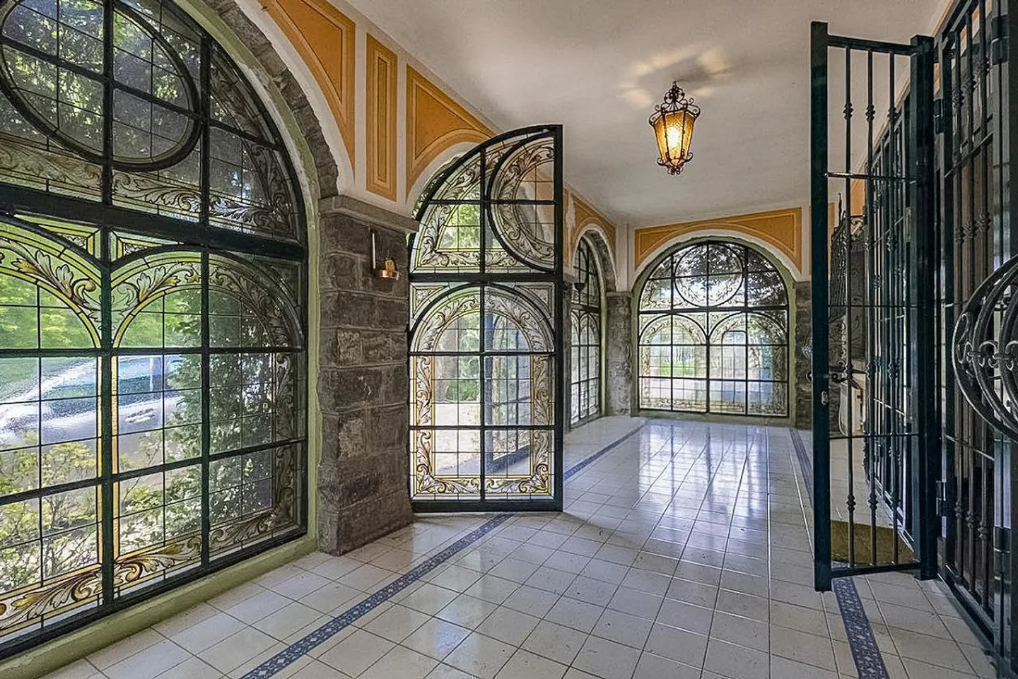 Villa mit herrlichem Park und Tennisplatz - Foto 1 von 14