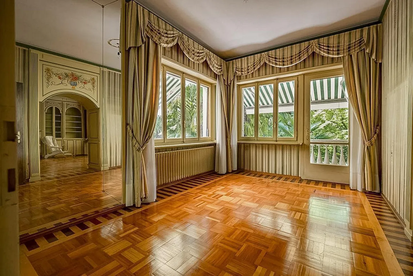 Villa mit herrlichem Park und Tennisplatz - Foto 3 von 14