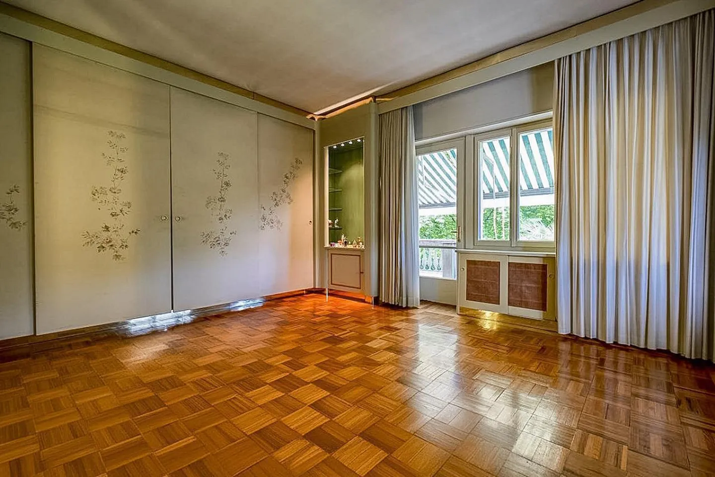 Villa mit herrlichem Park und Tennisplatz - Foto 4 von 14