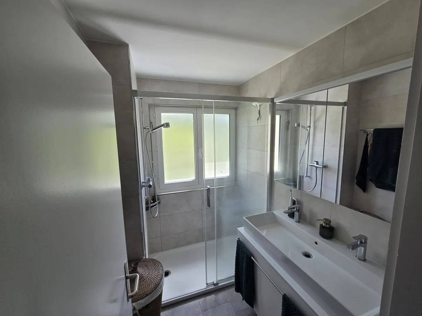 Modern Apartment - Your New Home! - Photo 5 of 7