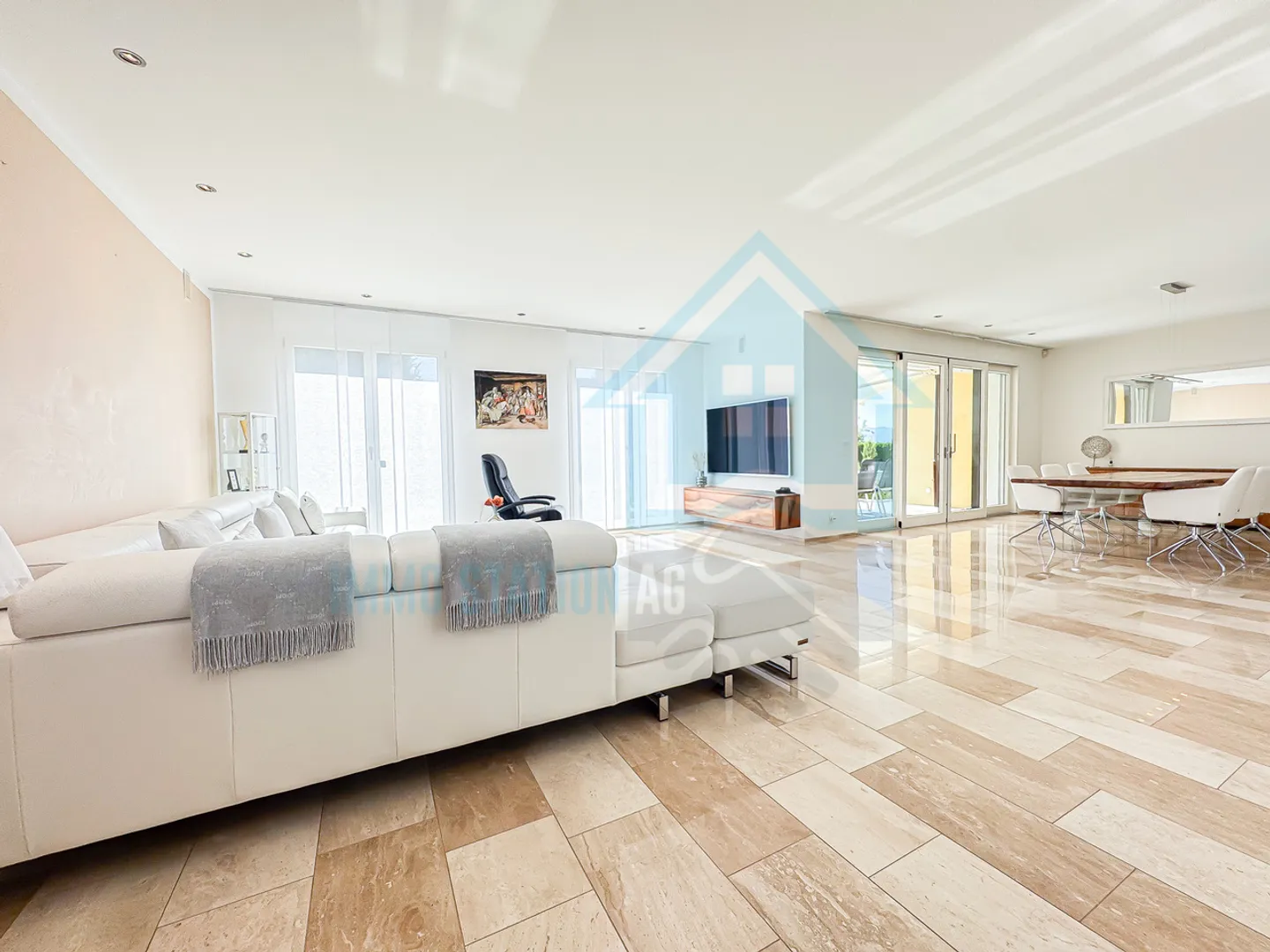 Casa unifamiliare esclusiva con architettura moderna e comfort - Foto 3 di 14