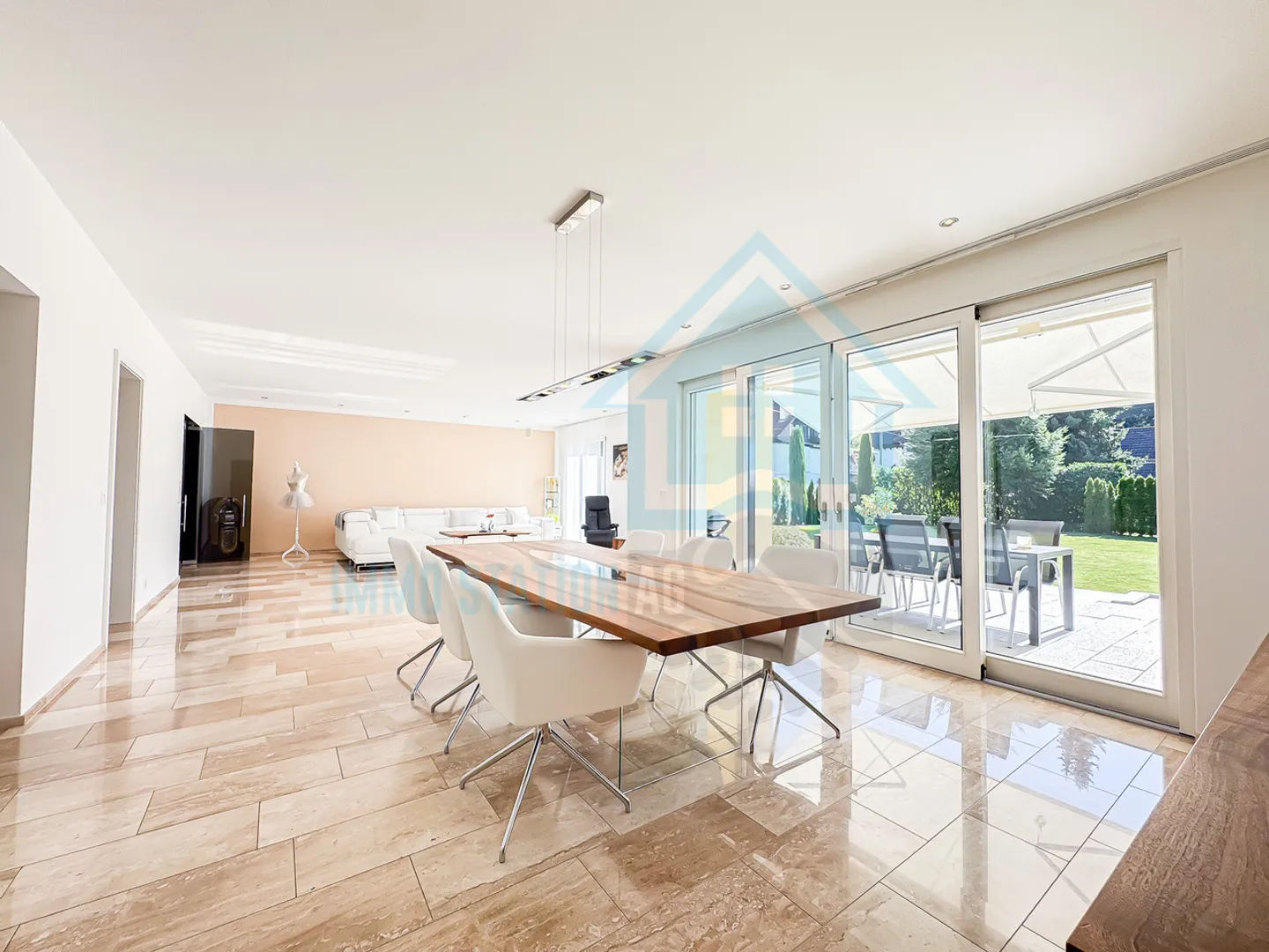Casa unifamiliare esclusiva con architettura moderna e comfort - Foto 4 di 14