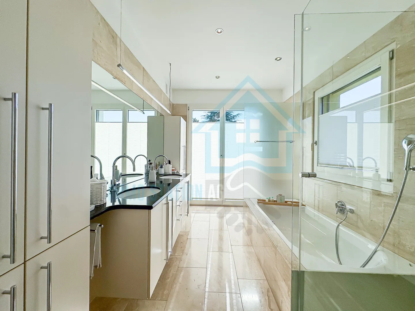 Casa unifamiliare esclusiva con architettura moderna e comfort - Foto 6 di 14