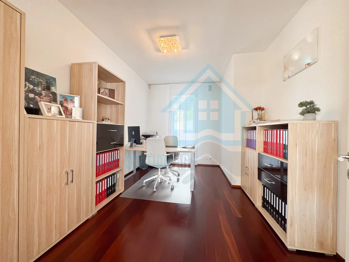 Casa unifamiliare esclusiva con architettura moderna e comfort - Foto 9 di 14