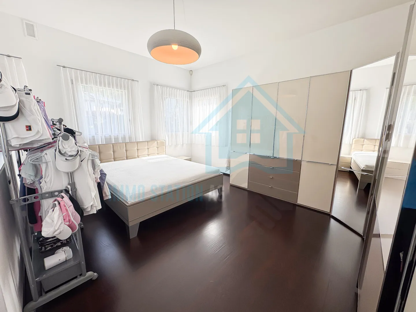 Casa unifamiliare esclusiva con architettura moderna e comfort - Foto 10 di 14