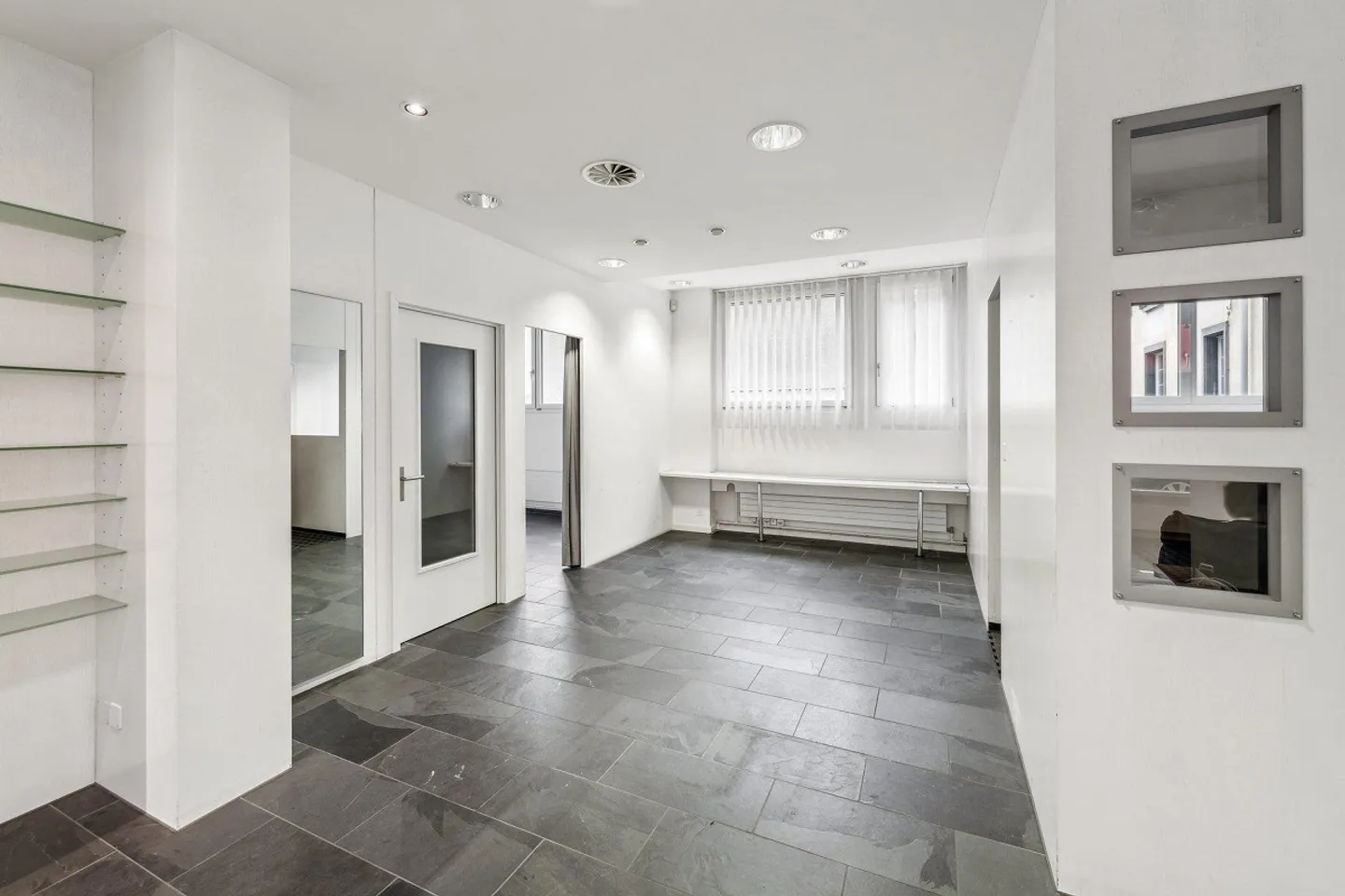 Looking for a commercial space on the ground floor in Neustadt Lucerne? - Photo 3 of 6