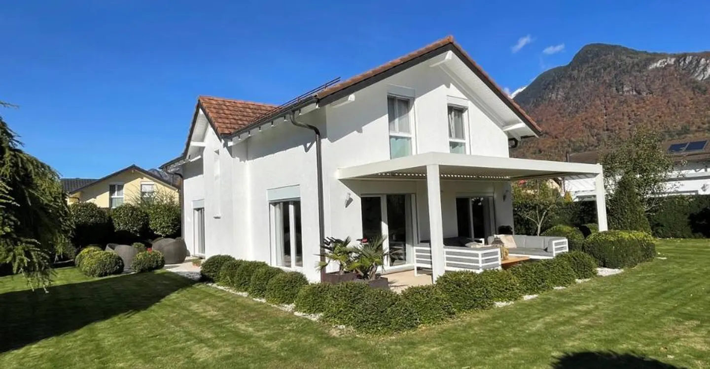 BEAUTIFUL INDIVIDUAL VILLA WITH 5.5 ROOMS AND A VERY NICE VIEW IN A QUIET RESIDENTIAL AREA - Photo 1 of 11