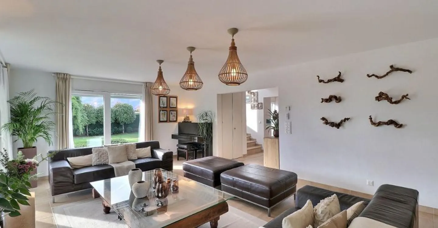 BEAUTIFUL INDIVIDUAL VILLA WITH 5.5 ROOMS AND A VERY NICE VIEW IN A QUIET RESIDENTIAL AREA - Photo 2 of 11