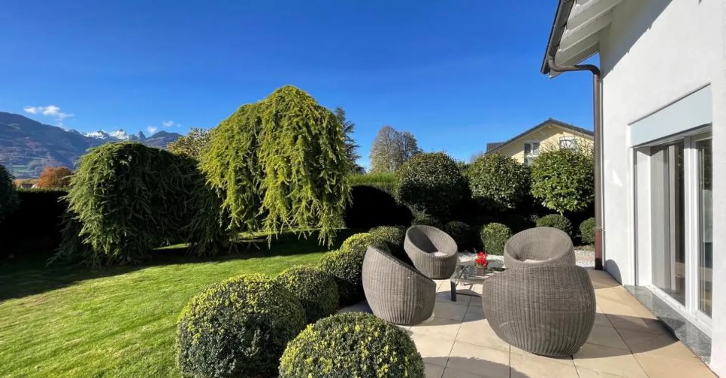 BEAUTIFUL INDIVIDUAL VILLA WITH 5.5 ROOMS AND A VERY NICE VIEW IN A QUIET RESIDENTIAL AREA - Photo 4 of 11